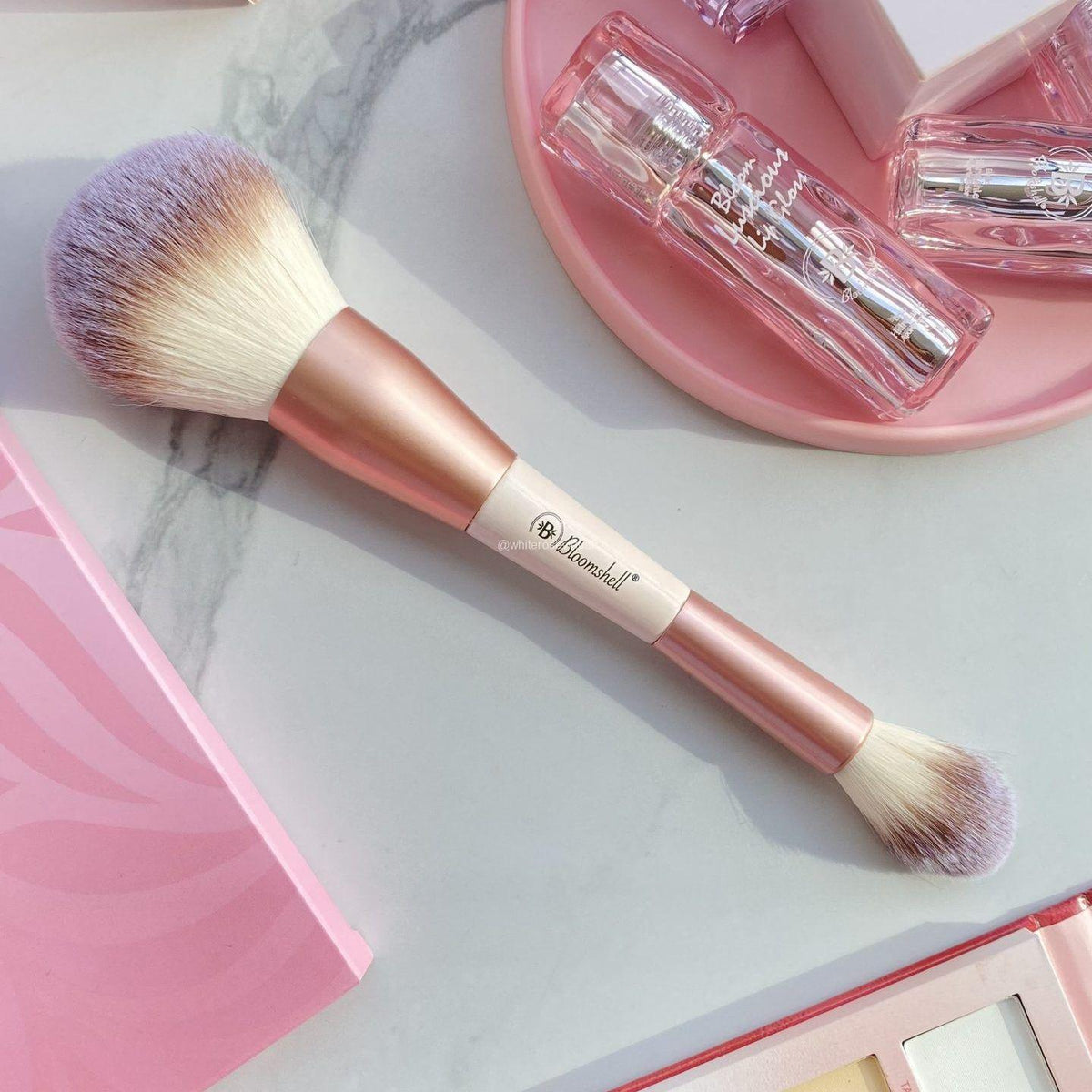 Bloom Brocha Polvo Suelto + Iluminador Bloomshell – foto 4